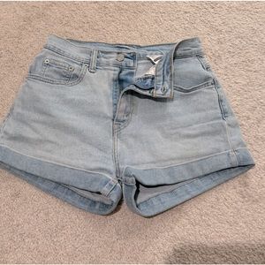 Rolled Hem Light Wash Levi’s Shorts